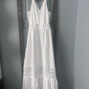Cupshe White Tiered Maxi Sundress with V-Neck and Sleeveless Design